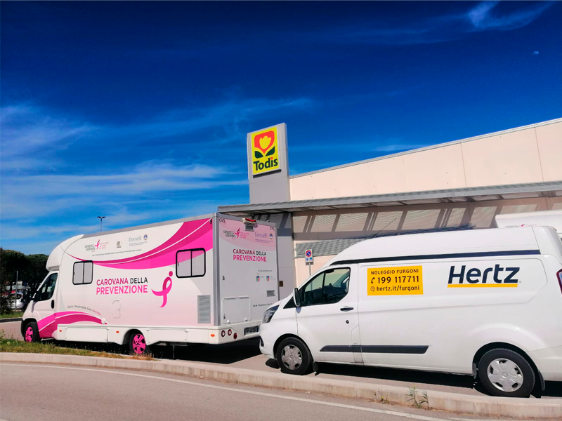 Hertz e Komen Italia: undici anni di corsa insieme per la prevenzione e la salute femminile